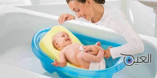 كيف التعامل مع الرضيع داخل حوض الاستحمام