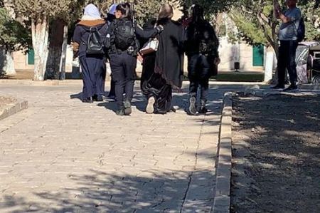 القدس .. الاحتلال يعتقل ويبعد مصلين عن المسجد الاقصى