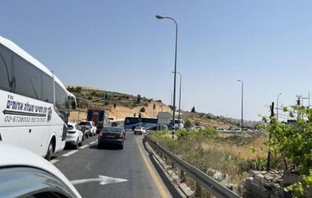 بسبب سباق للمستوطنين- الاحتلال يغلق الطريق بين القدس والخليل