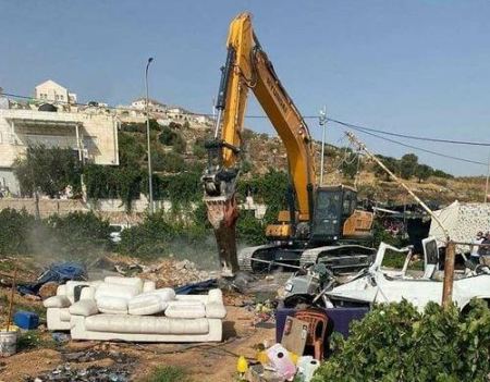 الاحتلال يهدم مغسلة سيارات ويستولي على معدات في بلدة الخضر جنوب بيت لحم