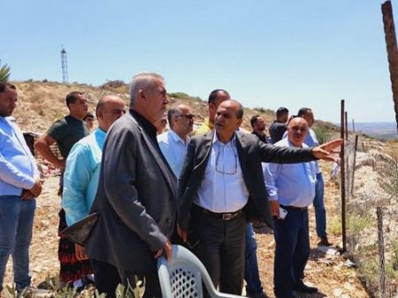 وزير الحكم المحلي يزور قرى خلف الجدار ويطلع على احتياجات المواطنيين