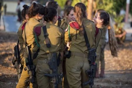 جريمة نكراء للاحتلال.. قوة إسرائيلية تُجبر 5 سيدات فلسطينيات على التعري